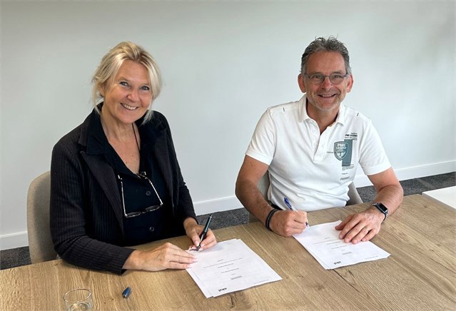 Directeur – bestuurders Erwin van Proosdij van De Marken en Joke Hofman van ieder1 ondertekenen overdrachtsovereenkomst